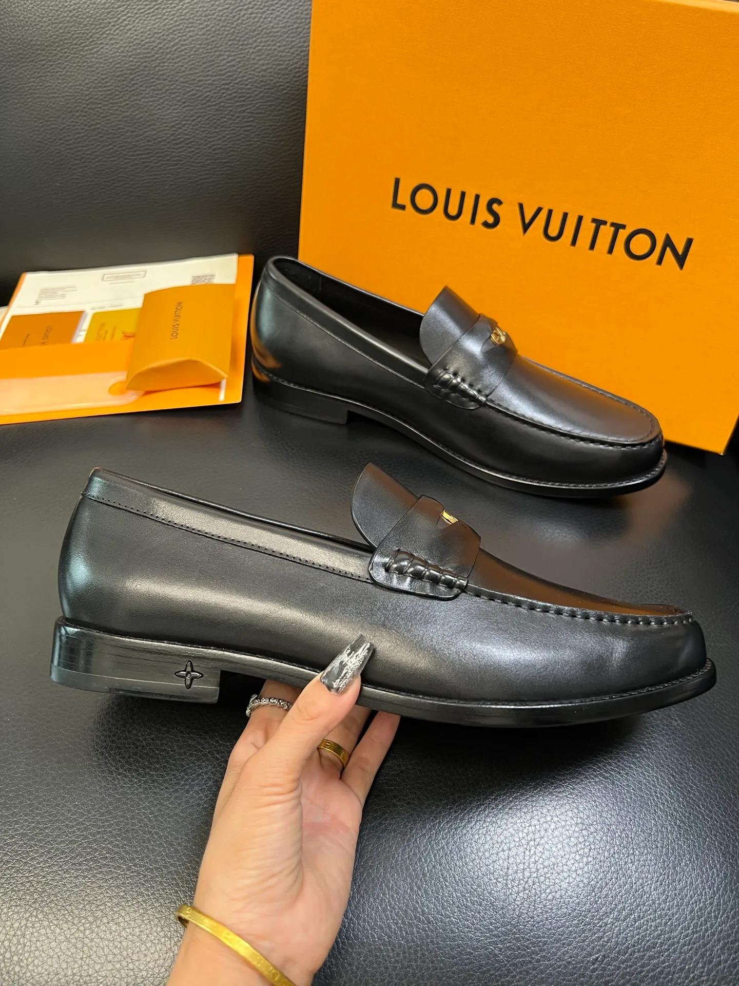 Men's shoes 💰920 Lv high quality top crafts Louis Vuitton leather shoes counter synchronized with original factory configuration, uppers imported from Italy, imported water-dyed cowhide lining, soles: original genuine leather soles specially provided by the original factory, original factory and single goods, welcome to compare, code number 39-44 (customized 38 45 46)
